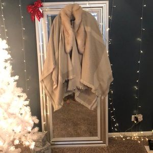 (Faux) Fur neck open poncho!